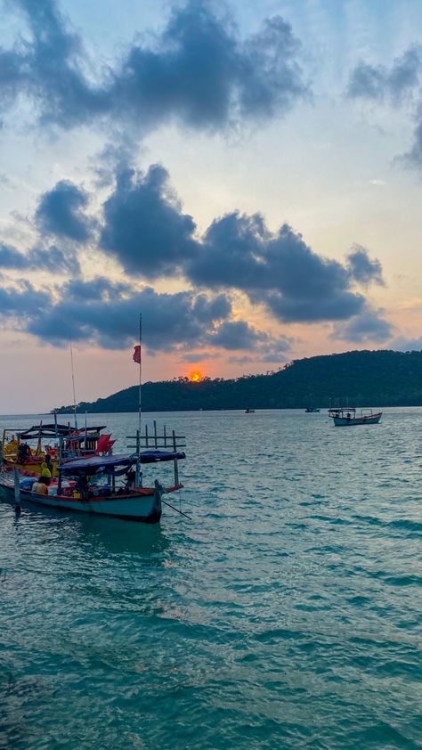 Cambodia Koh Rong, Backpacking Aesthetic Asia, South East Asia Aesthetic, Laos Aesthetic, Cambodia Aesthetic, Backpacking Aesthetic, Aesthetic Boat, Cambodia Beaches, Sea Vibes