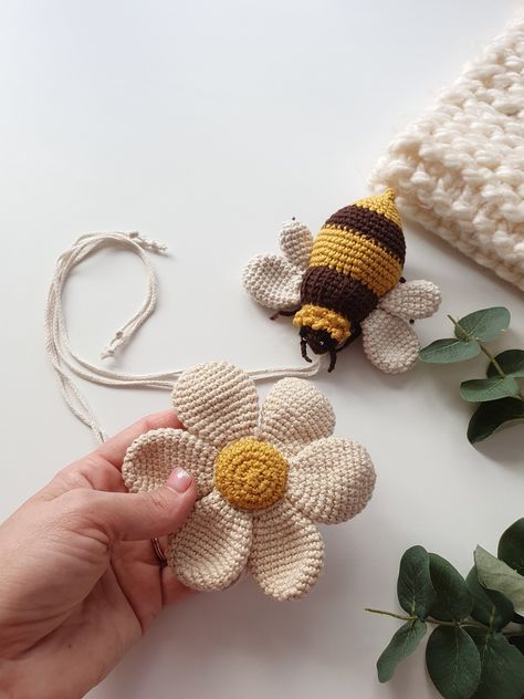 Knitted Bee, Crochet Baby Mobiles, Crochet Nursery Decor, Rattle Crochet, Baby Gym Toys, Rainbow Toy, Bee Flower, Crochet Nursery, Crib Toys