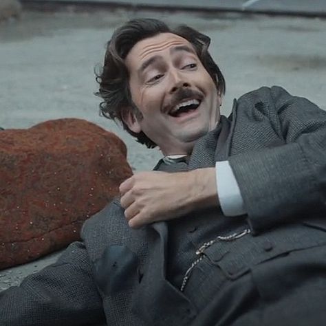 Phileas Fogg David Tennant, Gripping Sheets, Peter Vincent, David Tenant, Phileas Fogg, Awkward Pictures, Doctor Who Funny, Around The World In 80 Days, David Michael