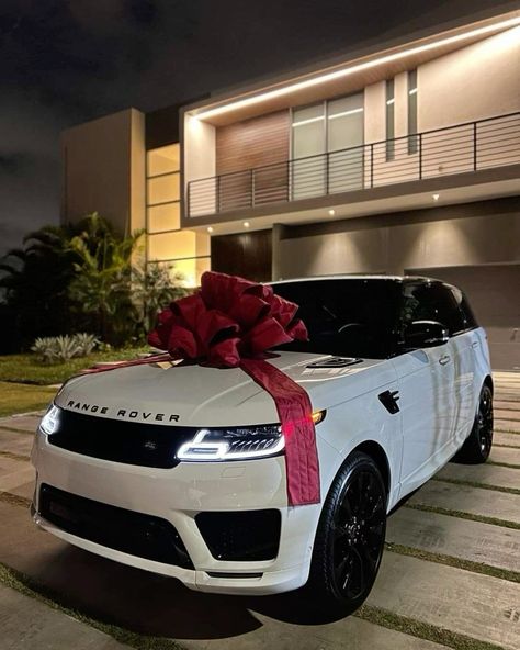 New Car Aesthetic Range Rover, New Car Range Rover, Inside Of Range Rover, Car Aesthetic Range Rover, 2025 Range Rover, Range Rover With Bow, Range Rover Truck, Luxury Cars For Men, Range Rover Evoque Black