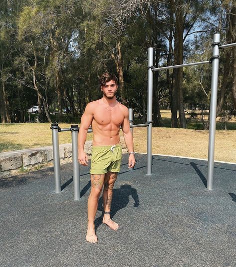 ɢʀᴀʏsᴏɴ ᴅᴏʟᴀɴ on Instagram: “I’ve always wanted to do an outdoor workout in aus... so ✔️ :)” Grayson Dolan Snapchat, Bodybuilding Routines, Workout Chest, Meal Breakfast, Ethan And Grayson Dolan, Military Press, Outdoor Workout, Male Celebs, Grayson Dolan