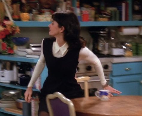 Monica season 1. Wearing a white blouse with a black dress over it. Wearing a black pantyhose. Monica Geller Black Dress, Monica Season 1, Monica Geller Outfits Season 1, Monica Outfits, 90s Fashion Runway, Autumn Icons, Titanic Art, Late 60s Fashion, Monica Friends