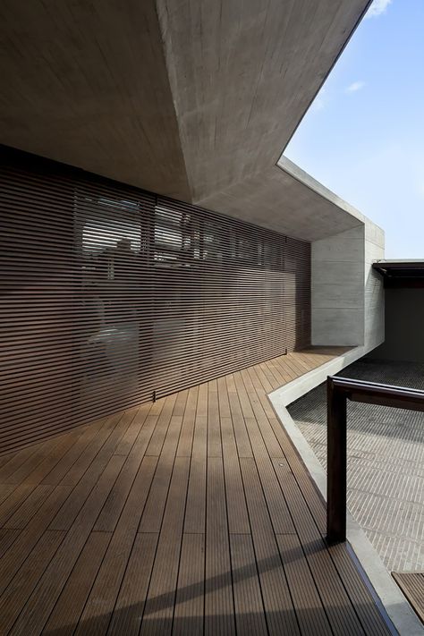 Gallery of CR House / H+H Arquitectos - 4 Armani Casa, Armani Hotel, Concrete Architecture, Design Exterior, Design Hotel, Space Architecture, Zaha Hadid, Architecture Exterior, Facade Architecture