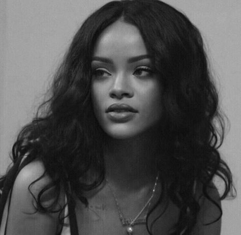 #rihanna #fashion #fentybeauty #mood #aestheticedits #goodvibes #fenty Rihanna Iconic Photos, Black And White Rihanna, Aesthetic Pictures Black And White, Aesthetic Pictures Black, Model Black And White, Pictures Black And White, Rihanna Photos, Rihanna Riri, Black And White Photo Wall