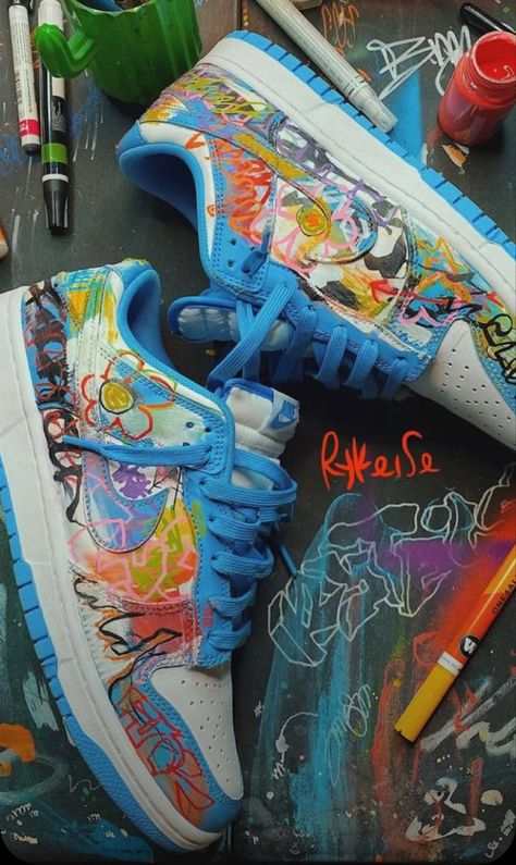 Clothing Flips, Spray Paint Shoes, Custom Cleats, Shoes Graffiti, Painting Jeans, Graffiti Shoes, Painted Shoes Diy, Custom Painted Shoes, Custom Kicks