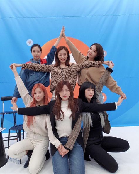 6 People Poses Friends, 6 Korean Best Friends, Photobooth Pics, Namjoo Apink, Wedding Group Photos, Group Photo Poses, Group Picture Poses, Korean Best Friends, Group Poses