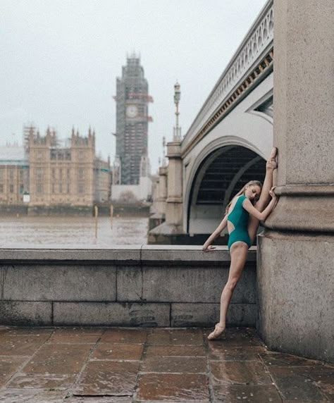 City Dance Photography, Fountain Poses, Flexibility Photos, Ballet Dancer Photography, Stretch Routines, London Ballet, 23 Photoshoot, New York Dance, Dancing With Myself