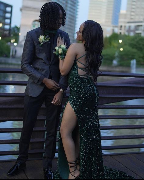 Green Prom Couple, Prom Suit And Dress, Prom Couples Outfits, Prom 2k23, Black Prom Suits, 8th Grade Prom Dresses, Emerald Prom Dress, Couple Prom, Prom Glam