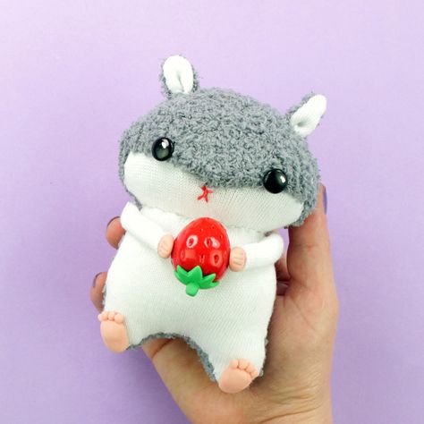 How to make hamster plush toy from socks. In this video tutorials i show how i made this hamster doll using only two socks. This DIY tutorial is perfect for socks lost in washer or dryer :) Hamster Plush Pattern, Sock Pets, Sock Mouse, Diy Hamster Toys, Sock Plush, Plush Diy, Homemade Stuffed Animals, Hamster Plush, Hamster Diy