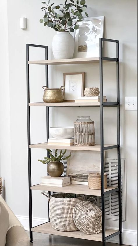 Shelf Styling Living Room, Styling Shelf, Ladder Shelf Decor, Shelf Decor Living Room, Styling Shelves, Interior Design House, Design House Interior, Bookcase Decor, Living Room Decor Inspiration