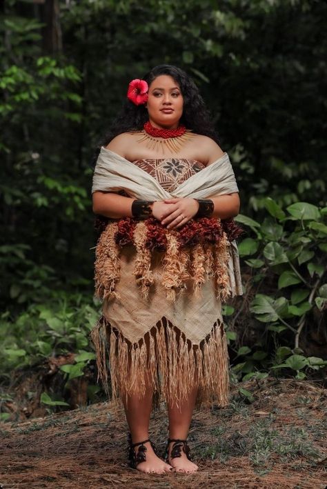 Pacific Islander Traditional Clothing, Island Clothing Style, Hawaiian Culture Outfit, Hawaiian Fashion Traditional, Orange Fairy Aesthetic Outfit, Hawaii Traditional Clothing, Traditional Australian Clothing, Samoan Outfits For Women, Traditional Maori Clothing