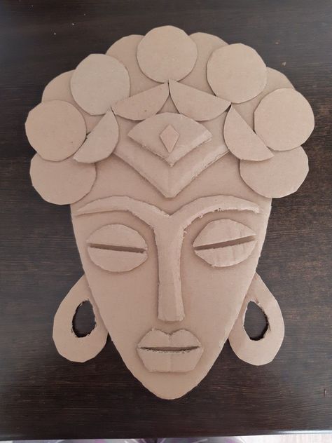 4 Quick Easy Paper Wall Hanging Ideas / Heart Flower Wall . African Masks Art Drawings, How To Make A Mask Out Of Paper, African Masks For Kids, African Masks Art, Clay Mask Art, Cardboard Art Sculpture, African Art Projects, Wall Hanging Ideas, African Crafts