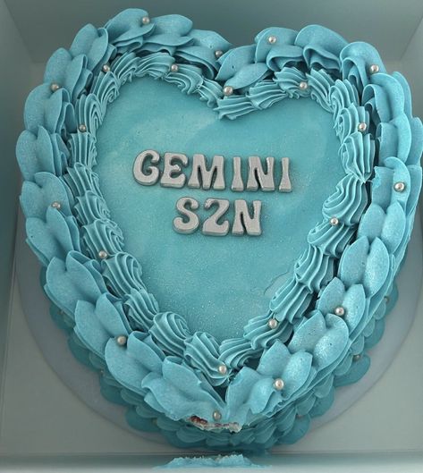 Gemini Season Cake, Gemini Szn Cake, Gemini Birthday Photoshoot Ideas, Gemini Cake Ideas, Gemini Birthday Cake, Gemini Photoshoot Ideas, Gemini Cake, Gemini Szn, Gemini Things