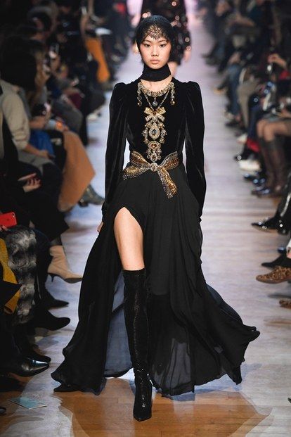 Elie Saab Otoño Invierno 2018-2019 Pret-A-Porter - Pasarelas | Vogue España Elie Saab Fall, Looks Chic, Fashion Show Collection, Fall 2018, Dark Fashion, Elie Saab, Looks Style, Mode Inspiration, Thigh High Boots