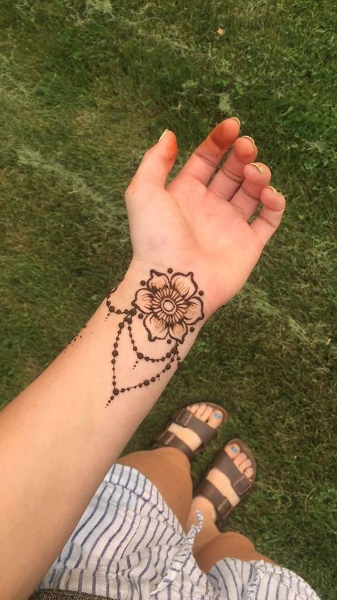 Hena Designs Simple Leg, Wrist Mehendi Designs, Small Leg Henna Designs, Back Tattoo Henna, Wrist Mehndi Designs, Henna Sunflower, Henna For Legs Simple, Forearm Henna, Easy Feet Henna