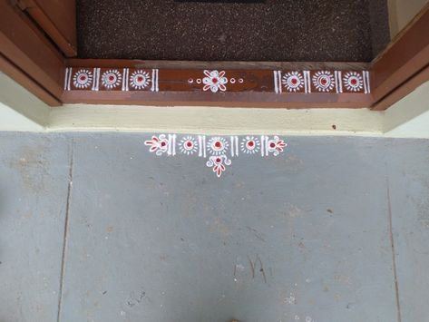 Easy border rangoli design for doorstep Doorstep Rangoli Border, Rangoli Designs For Door Border, Rangoli Door Border, Door Step Rangoli Designs, Door Rangoli Designs, Door Border Rangoli Designs, Side Border Rangoli Designs, Doorstep Rangoli, Creative Rangoli Designs