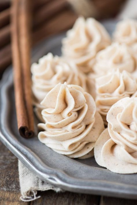 Spiced buttercream is the perfect frosting to pair with pumpkin, chocolate or vanilla cake! With cinnamon and nutmeg, is this a great fall spice frosting! Spice Frosting, Spiced Buttercream, Cake With Cinnamon, Spiced Butter, Cake Frosting Recipe, Pumpkin Spice Cake, Cinnamon Butter, Buttercream Frosting Recipe, Cake Fillings