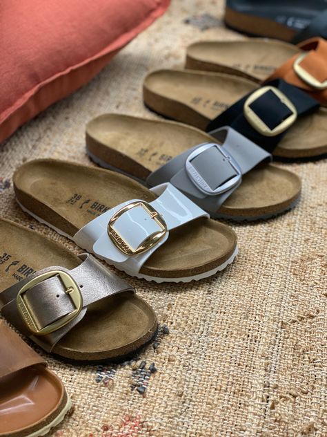 Birkenstock Siena, Birkenstock Slippers, Birkenstock Sandals Women, Madrid Big Buckle, Birkenstock Madrid Big Buckle, Crocs Fashion, Shoe Wishlist, Platform Flats, Aesthetic Fits