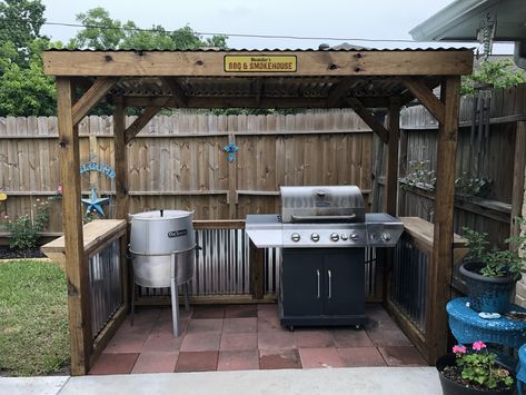 Bbq Canopy Ideas, Easy Outdoor Grill Station, Grill Porch Ideas, Outdoor Grill Station Shed, Grill Shack Diy, Diy Grill Shed Station, Bbq Lean To, Grilling Station Outdoor Diy, Small Grill Area Ideas