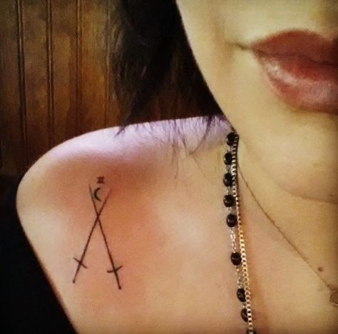 An interpretation on imagery included with The Two of Swords, this tattoo could be a reminder for someone who has faced a difficult decision. | 19 Powerful Tarot Tattoos Two Of Swords, Tattoos Pinterest, Tarot Card Tattoo, Tarot Tattoo, The Moon Tarot Card, 4 Tattoo, Card Tattoo, Star Tattoos, Skin Art