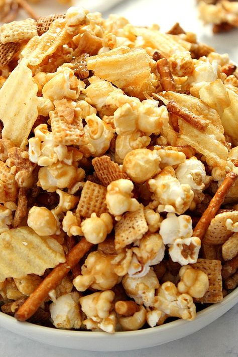 Sweet and Salty Caramel Popcorn Mix made with popcorn, pretzels, Chex cereal, nuts and potato chips, all coated in caramel. Perfect party snack! Snack Mix With Caramel Corn, Snacks With Popcorn, Snack Mix With Popcorn, Popcorn Ideas For Party, Popcorn Chex Mix Recipes, Popcorn Mix Recipes, Party Mix Snacks, Popcorn Recipes Easy, Popcorn Mix