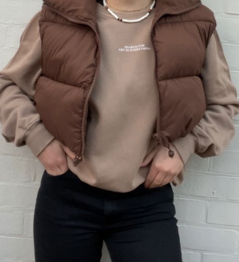 Cropped Puffer Vest, Puffer Vest Outfit, Brown Puffer, Cute Nike Outfits, Causual Outfits, Cute Comfy Outfits, Vest Outfits, Simple Trendy Outfits, Winter Fits