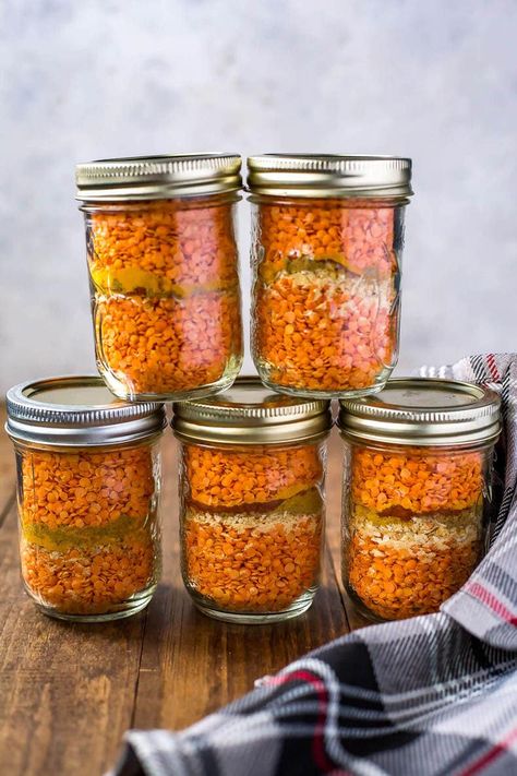 MASON JAR CHRISTMAS GIFTS: LENTIL SOUP IN A JAR Lentil Soup In A Jar, Jar Soups, Dry Soup Mix Recipes, Coconut Curry Lentil Soup, Homemade Mason Jar Gifts, Easy Coconut Curry, Jar Soup, Mason Jar Soup, Dehydrated Meals