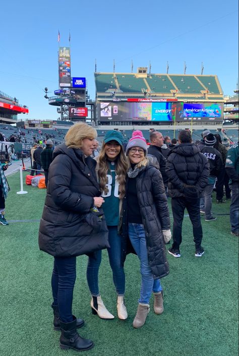 Eagles jersey, hat, jeans, and little pop of a heel Eagles Jersey Outfit Women, Eagles Jersey Outfit, Eagles Game Outfit, Eagles Game Day Outfit, Superbowl Outfit, Eagles Superbowl, Jersey Outfit Women, Super Bowl Outfit, Eagles Game