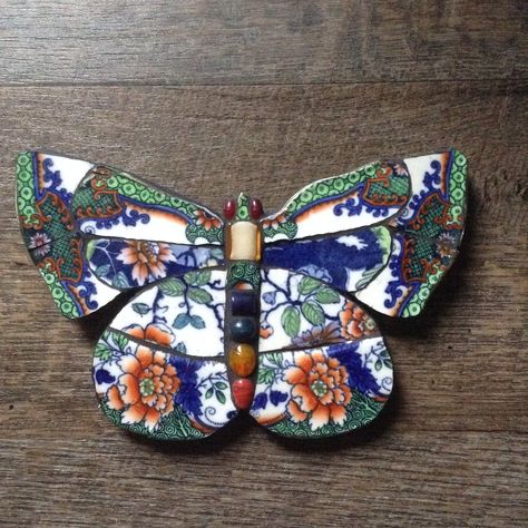 Mosaic Dragonflies, Mosaic Butterflies, Broken China Crafts, Mosaic Butterfly, Butterfly Mosaic, Sea Glass Mosaic, Mosaic Art Diy, Mosaic Rocks, Mosaic Pots