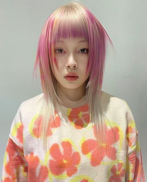 Blonde Hair With Pink Tips, Hair Styels, Hair Print, Pink Blonde Hair, Choppy Bob Haircuts, Blonde Tips, Bold Hair Color, Bob Cuts, Pale Blonde