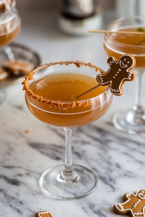 A photo of a  Gingerbread Martini a winter cocktails Gingerbread Drinks Alcohol, Gingerbread Margarita, Gingerbread Cocktail, Gingerbread Martini Recipe, Winter Drinks Alcoholic, Drinks With Alcohol, Christmas Themed Drinks, Gingerbread Martini, Winter Cocktails Recipes