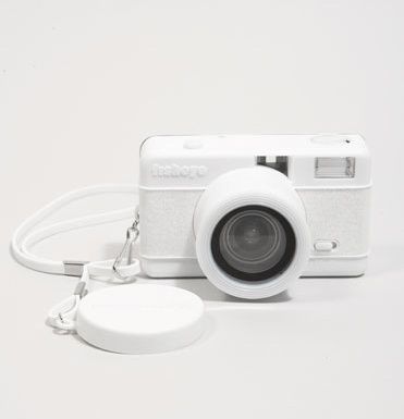 White Camera Minato Arisato, White Aesthetic Photography, White Aesthetics, Hijau Neon, White Camera, Fotografi Vintage, 카드 디자인, Iphone Pictures, Flowers Print