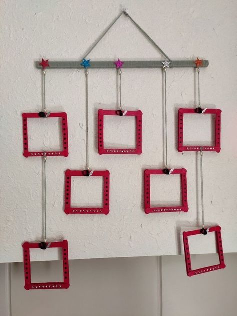 Diy Wall Hanging Photo Frames, Photo Frame With Popsicle Sticks, Photo Frame With Ice Cream Sticks, Popsicle Photo Frame, Picture Frame Popsicle Sticks, Hanging Photo Frame Ideas Handmade, Photo Frame Diy Handmade, Popsicle Stick Art For Kids, Ice Cream Stick Photo Frame