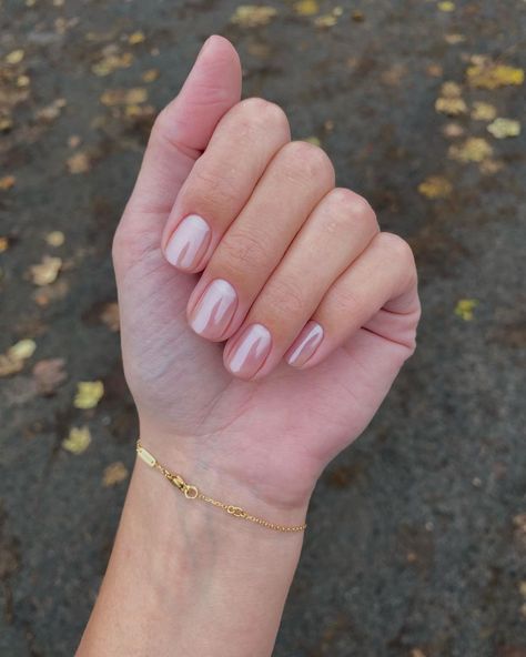 25 Glazed Donut Nails You'll Want to Try Glazed Donut Nails, Donut Nails, Glazed Donut, Short Square Nails, Chrome Powder, Casual Nails, Short Nail Designs, Minimalist Nails, Manicure Y Pedicure