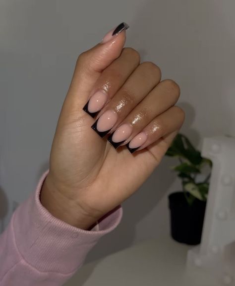 Black French Tip Black Women, Short Acrylic Nails Black French Tip, Small Black French Tip Nails, Nails For Black People, Short Acrylic Nails Designs Black, Black Square French Tip Nails, French Manicure Pink Tips, Short Classy Nail Designs, Short Black French Nails