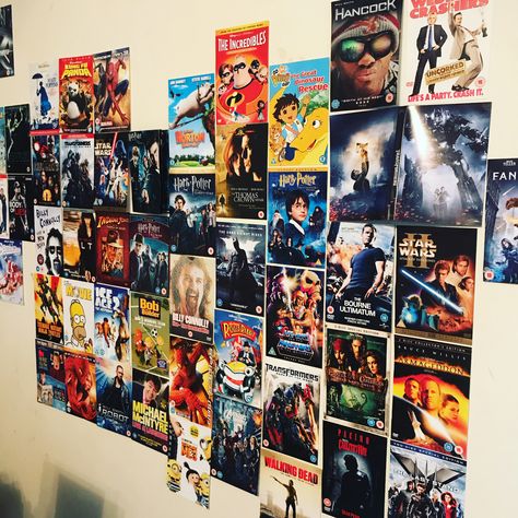 Using old dvd covers to create a wall of movies instead of paint or wallpaper.  PVA glue to stick and varnish. Dvd Wall Art, Movie Poster Wall Decor Ideas, Movie Poster Wall Bedroom, Dvd Wallpaper, Movie Poster Display, Movie Wall Decor, Deco Cinema, Movie Poster Room, Football Rooms