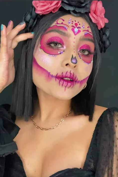 Makeup de catrina rosa Pink Catrina Makeup, Goddess Costume Makeup, Mexican Halloween Costume, Catrina Makeup, Holloween Makeup, Dead Makeup, Sugar Skull Halloween, Cute Halloween Makeup, Halloween Eye Makeup