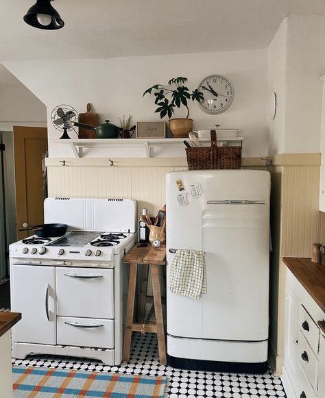 Spring Photo Shoot, 1950s Home, Small Space Organization, Hygge Home, Home Aesthetic, Yellow Kitchen, Kitchen Stories, Tiny Apartment, Barbie Dream House