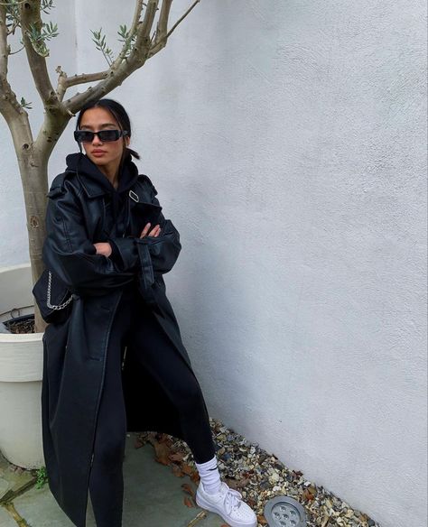 Sweats And Trench Coat, Black Trent Coat Outfit, Outfits With Long Leather Jackets, Long Dress Outfit Fall, Trench En Cuir Outfit, Leder Trenchcoat Outfit, Outfit Trench Cuir Noir, Leder Mantel Outfit, Trench Coat Black Outfit