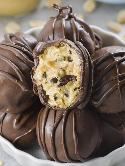 A bunch of Peanut Butter Cheesecake Truffles . Cheesecake Truffles Recipe, Cheesecake Balls, Cheesecake Truffles, Smooth Peanut Butter, Chocolate Peanut Butter Cheesecake, Dessert Truffles, Crunchy Chocolate, Dessert Board, Keto Candy