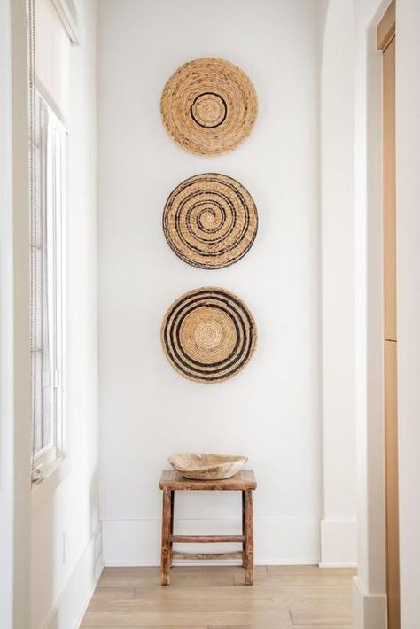 Decorating With Baskets On The Wall, Decorate With Baskets, Decoration Hall, Foyer Wall, Reka Bentuk Dalaman, Rustic Stools, Basket Wall Art, Crystal Cove, Casa Country