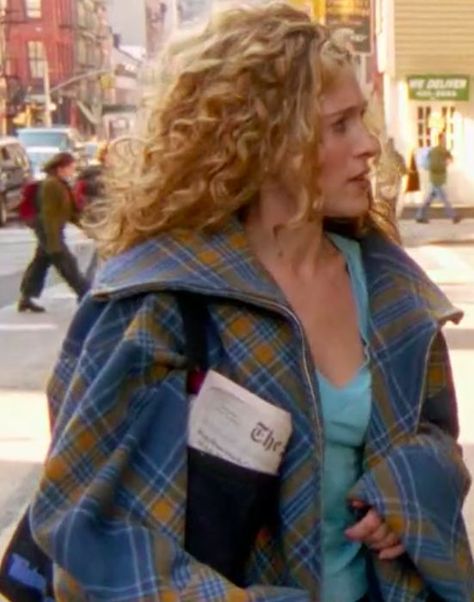 Carrie Bradshaw Winter Outfits, Sexandthecity Fashion, Carrie Bradshaw Winter, Carrie Bradshaw Baguette, Y2k Tv, Carrie Bradshaw Saddle Bag, Carrie Bradshaw Hair And Just Like That, Season 1 Carrie Bradshaw, Satc Outfits