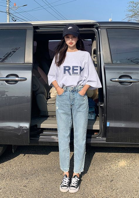 Peko GOGO88 Funny Cardigan - I know you wanna kiss me. Thank you for visiting CHUU. Trending Jeans, Oversized Tee Outfit, Jeans And T Shirt Outfit, Oversize Tshirt Outfits, Outfit Korean Style, Wanna Kiss, Oversized Outfit, Korean Casual Outfits, Oversized T Shirts