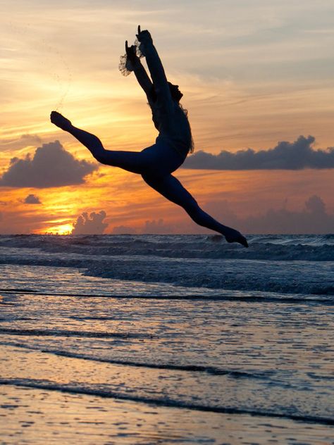 Dance Jumps, Dance Picture Poses, Dancer Photography, Ballet Teacher, Dance Photography Poses, Gymnastics Poses, Dance Like No One Is Watching, Pose Yoga, Dance Photos