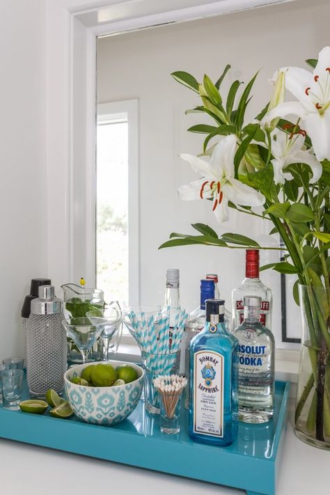 Serene Beach House Taken Over By Coastal Beauty Bandeja Bar, Lisa Parker, Bar Tray, Bar Cart Styling, Drinks Tray, Tray Styling, Bar Cart Decor, Bar Set Up, Beach Cottage Style