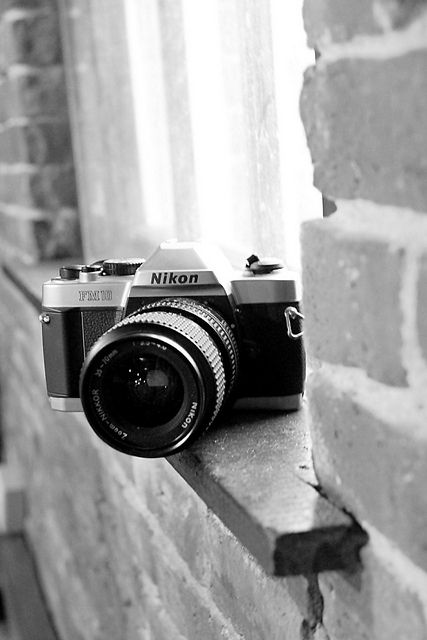 Nikon Film Camera, would love to learn film photography so much! Nikon Film Camera, Dslr Quotes, Fotocamere Vintage, Wow Photo, Dslr Photography Tips, Camera Aesthetic, Antique Cameras, Nikon Camera, Old Cameras