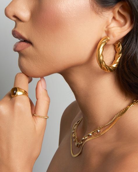 get your valentine’s day look ready ❤ . . . . . . . #jewelry #everydayjewelry #jewelryoftheday #jewelryaddict #goldenjewelry #jewelryjunkie #minimaljewelry #outfitdetails #giftidea #minimalisfashion #winterjewelry #valentinedaygift Jewelry Model Poses, Nik Naks, Post Cover, Jewellery Photography Inspiration, Set Bracelet, Winter Jewelry, Hot Jewelry, Golden Jewelry, Jewelry Model