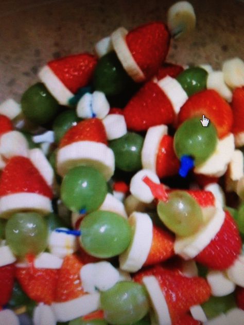 Grinch Kabobs!  So stinkin' cute! A grape, slice of banana, strawberry tip and a half of a mini marshmallow on a stuck!  So simple!!! Grinch Fruit Kabobs, Grinch Kabobs, Kabob Skewers, Grinch Party, Fruit Kabobs, Holiday Snacks, 5 Elements, Veggie Tray, Banana Slice