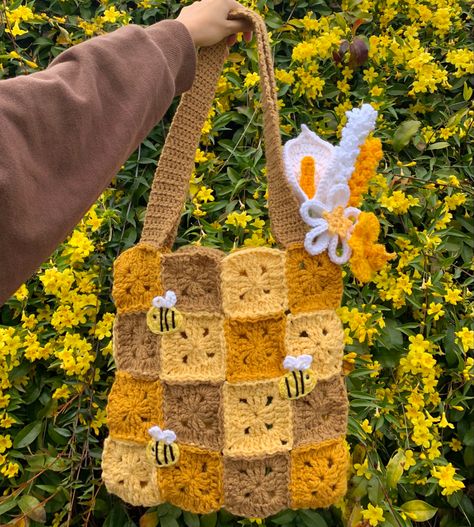 Bee Crochet Hat, Crochet Bee Bag, Aesthetic Crochet Ideas, Yellow Crochet Bag, Aesthetic Crochet Bag, Crochet Bees, Bee Crochet, Yellow Crochet, Crochet Bee