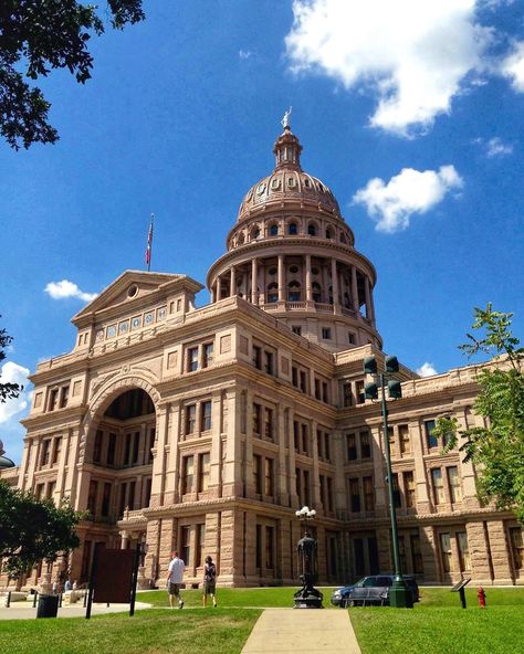 Laetitia l San Francisco on Instagram: “Visiting this beautiful architecture and the most coolest building in Texas who is better known as the Texas State Capitol 🏛 #Austin…” Texas State Capitol, Texas State, Beautiful Architecture, Travel Destinations, Austin, San Francisco, Louvre, Texas, Good Things